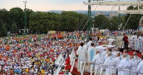 Eucharystia dla zgromadzonych na szczycie Jasnej Góry blisko 10 tysięcy pielgrzymów z naszej diecezji 