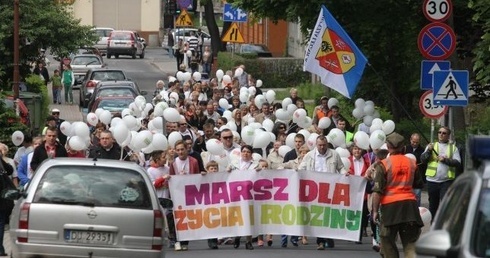 Pójdź, zademonstruj, pomóż!