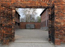 Auschwitz: Msza św. przed blokiem 11