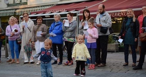 Wieczór uwielbienia pod letnim niebem