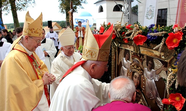 Bp Andrzej F. Dziuba nakłada korony na wizerunek Marki Bożej i Dzieciątka Jezus