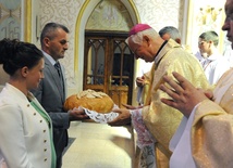 Dożynkowy chleb w procesji z darami przynieśli do ołtarza starostowie dożynek Lucyna i Jacek Pawlecowie z Wysokina