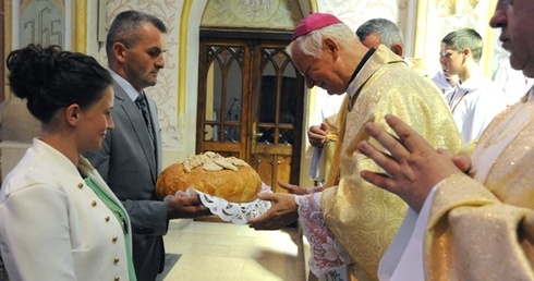 Dożynkowy chleb w procesji z darami przynieśli do ołtarza starostowie dożynek Lucyna i Jacek Pawlecowie z Wysokina