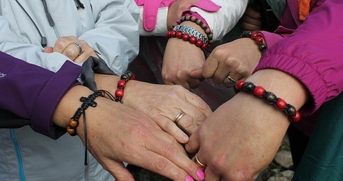 Uczestnicy ewangelizacyjnego spotkania na Babiej Górze otrzymali broń do walki z pokusami - różaniec