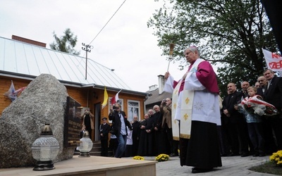 Pamiątkowy kamień upamiętniający ks. Romana Kotlarza święci bp Henryk Tomasik