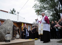 Pamiątkowy kamień upamiętniający ks. Romana Kotlarza święci bp Henryk Tomasik