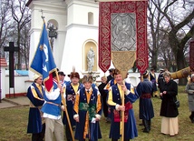  Flisacy pielęgnują tradycje religijno-patriotyczne. W głębi: beka wiwatówka