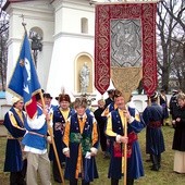  Flisacy pielęgnują tradycje religijno-patriotyczne. W głębi: beka wiwatówka