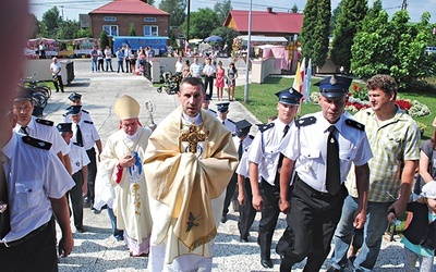 Ks. Tadeusz Pasek wnosi do świątyni relikwie św. Maksymiliana