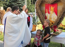  O. Wojciech Ożóg poświęcił wszystkie wieńce dożynkowe