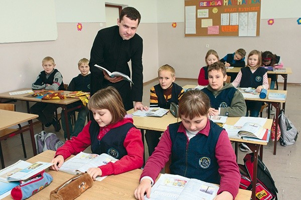 Jak wynika z badań opinii publicznej, ok. 70 proc. Polaków opowiada się za obecnością religii w szkole