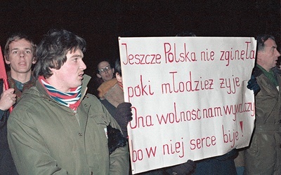 Warszawa, 11.11.1980 r. Demonstracja RMP na placu Zwycięstwa