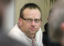 Marek Cichucki, ur. 1961 r., aktor teatralny i filmowy, absolwent Wydziału Aktorskiego PWSFTViT w Łodzi. Znany m.in. z ról w filmach „Boża podszewka”, „Dziecko szczęścia”, „Spowiedź dziecięcia wieku”, „Koniec imperium”</br></br> 