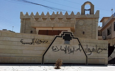  11.08.2014. Irak. Mosul. Opustoszały kościół chrześcijański. Na murze napis po arabsku: „Wejście wzbronione z rozkazu Państwa Islamskiego”. W Mosulu żyła jedna z najstarszych wspólnot chrześcijańskich (od 1700 lat). Obecnie wielu chrześcijan zamordowano lub wygnano z miasta. Jeszcze w 2003 roku było ich tam 30 tysięcy, dziś nie ma nikogo. 