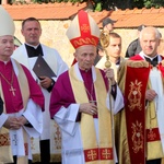 Bp Bobowski (w środku) w oczekiwaniu na obraz Pana Jezusa