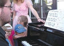 Eliza Szumińska zaprasza dzieci, by namalowały melodię, którą usłyszały. Później te „partytury” odgrywa kompozytor Marcin Łopacki
