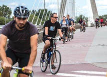 Pod koniec 2013 r. w Warszawie było 312,2 km dróg rowerowych, 51,6 km ciągów pieszo-rowerowych i 7,2 km pasów i kontrapasów dla rowerów. Ale rowerzystów przybywa szybciej niż ścieżek
