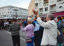  Kilkadziesiąt osób śpiewało o wielkości Boga