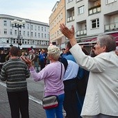  Kilkadziesiąt osób śpiewało o wielkości Boga