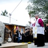 Powyżej: Bp Henryk Tomasik poświęcił kamień z tablicą upamiętniającą bohaterskiego kapłana oraz Izbę Pamięci