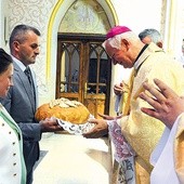 Dożynkowy bochen w procesji z darami przynieśli starostowie dożynek Lucyna i Jacek Pawelcowie z Wysokina