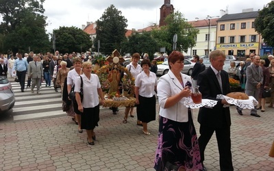 Orszakowi z wieńcami przewodzili starostowie dożynek Zofia i Tadeusz Mohylewscy