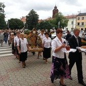 Orszakowi z wieńcami przewodzili starostowie dożynek Zofia i Tadeusz Mohylewscy