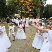 Po Mszy św. wokół kościoła przeszła procesja z Najświętszym Sakramentem