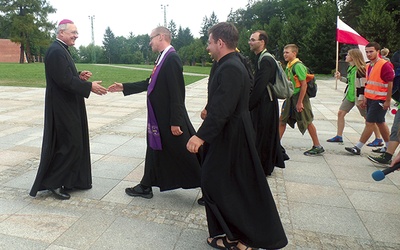 Powyżej: Częstochowa, 13 sierpnia: bp Edward Dajczak wita pielgrzymów na błoniach