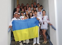  Młodzi Ukraińcy podczas wizyty w kołobrzeskim ratuszu