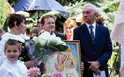  Miejscowi wierni podarowali biskupowi Andrzejowi kopię obrazu Maryi z Bruśnika