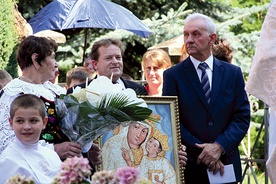  Miejscowi wierni podarowali biskupowi Andrzejowi kopię obrazu Maryi z Bruśnika