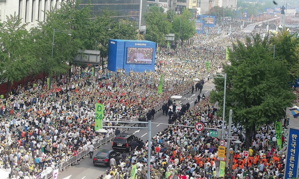 16.08.2014. Seul. W uroczystości beatyfikacji 124 męczenników koreańskich wzięło udział około miliona wiernych