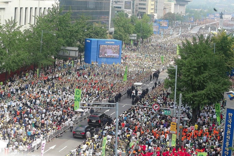 16.08.2014. Seul. W uroczystości beatyfikacji 124 męczenników koreańskich wzięło udział około miliona wiernych