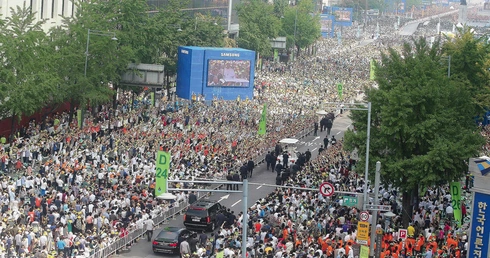 16.08.2014. Seul. W uroczystości beatyfikacji 124 męczenników koreańskich wzięło udział około miliona wiernych