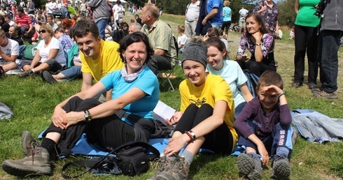 Całe rodziny przyszły na Magurkę Wilkowicką, żeby uczestniczyć w finale beskidzkiej ewangelizacji.