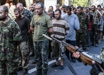 Separatyści urządzili w Doniecku pochód jeńców