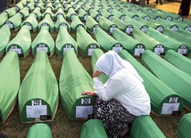 Srebrenica. Lipiec 1995 roku. Serbowie dokonali na Bośniakach prawdziwej rzezi. Holenderscy żołnierze, którzy mieli strzec zwaśnionych stron, nie reagowali...