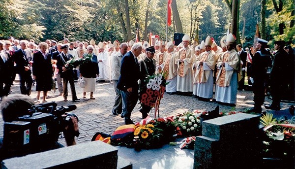 Władysław Stopiński (w mundurze) i Martin Menzel razem składają kwiaty w hołdzie poległym w czasie obrony Westerplatte