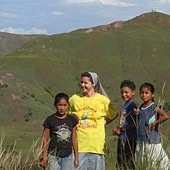 S. Wioletta Adamczak na spacerze z dziećmi z Kurukubaru