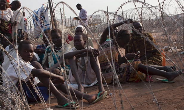 Mieszkańcy Sudanu z plemienia Nuer w obozie zorganizowanym dla nich z Dżubie, gdzie zostali umieszczeni ze względów bezpieczeństwa. Od miesięcy w Sudanie Południowym toczą się walki między dwiema największymi grupami etnicznymi: Dinka, do której należy prezydent Salva Kiir i Nuer, z której pochodzi zwaśniony z prezydentem jego zastępca Riek Machara