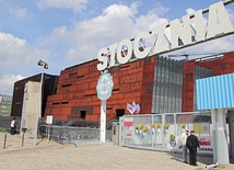 Europejskie Centrum Solidarności stoi obok historycznej Bramy nr 2 Stoczni Gdańskiej