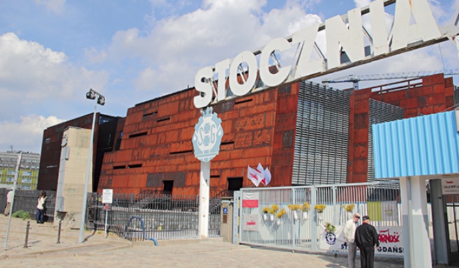 Europejskie Centrum Solidarności stoi obok historycznej Bramy nr 2 Stoczni Gdańskiej