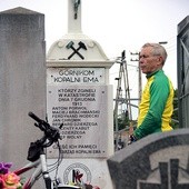  Jerzy Gawliczek przed pomnikiem ofiar katastrofy w kopalni „Emma” w Radlinie. W 1913 r. zginęło w niej 17 górników. Pomnik stoi na zbiorowym grobie 8 z nich, na cmentarzu w Wodzisławiu Śl.-Radlinie II