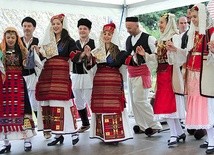 Inauguracja festiwalu, podczas której swoje ludowe tradycje taneczne, muzyczne i kulinarne przedstawiły grecki zespół Kalarrytes oraz Lubuski Zespół Pieśni i Tańca, odbyła się 24 sierpnia w Muzeum Etnograficznym w Ochli