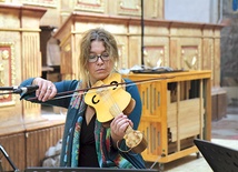  Susanne Ansorg gra na instrumencie viola da braccio. Na jednym z koncertów wystąpiła w duecie z Viva BiancaLuna Biffi, wokalistką,  grającą na violi d’arco
