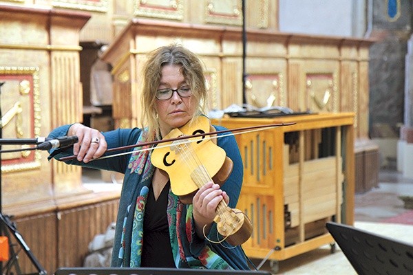  Susanne Ansorg gra na instrumencie viola da braccio. Na jednym z koncertów wystąpiła w duecie z Viva BiancaLuna Biffi, wokalistką,  grającą na violi d’arco