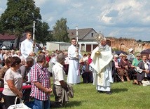 Biskup Adam Odzimek błogosławił zgromadzonych Najświętszym Sakramentem 