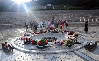  Razem ze swymi żołnierzami pod Monte Cassino spoczywa ich dowódca gen. Władysław Anders, a odwiedzających cmentarz wita napis: „Przechodniu, powiedz Polsce, żeśmy polegli wierni w jej służbie” Na górze po prawej: Grób sierżanta Józefa Kluzia jest taki sam, jak wszystkich 1072 poległych