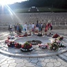  Razem ze swymi żołnierzami pod Monte Cassino spoczywa ich dowódca gen. Władysław Anders, a odwiedzających cmentarz wita napis: „Przechodniu, powiedz Polsce, żeśmy polegli wierni w jej służbie” Na górze po prawej: Grób sierżanta Józefa Kluzia jest taki sam, jak wszystkich 1072 poległych